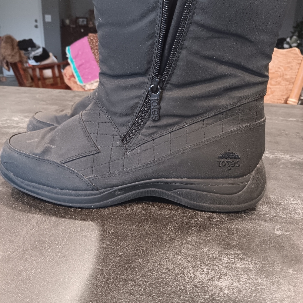 Boots, women's totes  snow boots - Picture 2 of 4